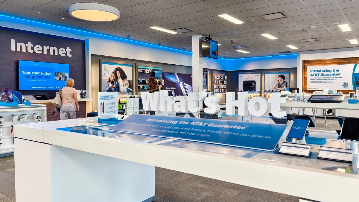 AT&T expands promises to customers as it trails rivals